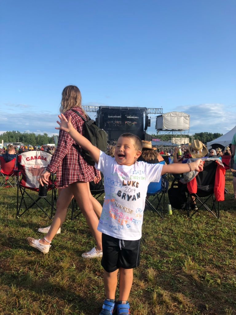 lukebryan's tweet photo. Let’s see those #SunsetRepeatTour pictures and I’ll RT a few of my favorites.
Photo by: @AmesMacDonald https://t.co/MJE2FvQsgz