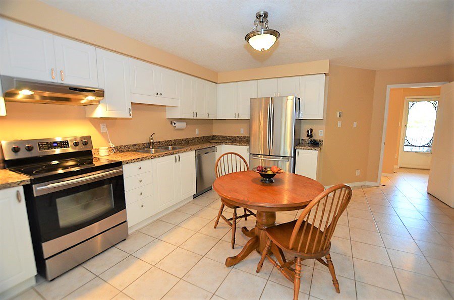 TaunyaMB's tweet photo. 148 Montgomery, Orangeville $489,000 3 bdrm townhouse. 
Close to schools, arena and trails. Open concept kitchen, stainless steel appliances.Attached garage, porch for having your morning coffee and a nice deck for entertaining. Parks 2 cars plus 1 in garage. #orangeville https://t.co/ycRvzjWiMB