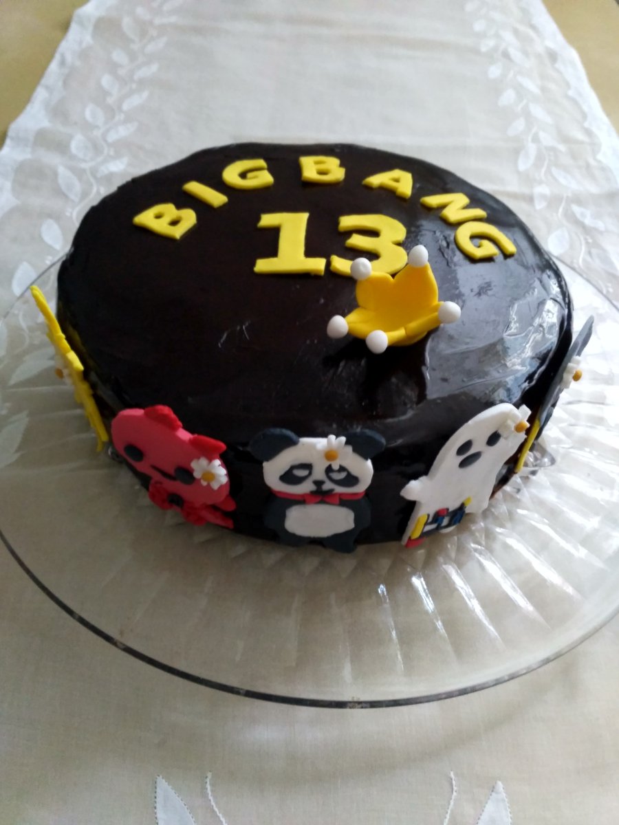 boudica1212's tweet photo. Happy 13th anniversary Bigbang and VIP! 
Until whenever 💛👑👑👑👑👑💛

Here's my 13 years celebration cake 🎂🐉👻☀️😇🐼
#13YearsWithBIGBANG 
#BIG13ANG https://t.co/5rdmf7Tzaj