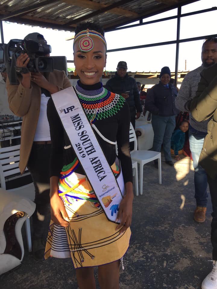ec_dsd's tweet photo. MEC Siphokazi Lusithi  joins the masses in welcoming and celebrating the reigning Miss South Africa @zozitunzi in the Mathole Region, Dutywa this afternoon. Zozi credited her humble beginnings, perseverance and disciplined upbringing as one of qualities that helped her win. https://t.co/KSpGEew1Qf