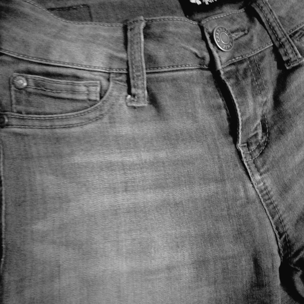 Toniwase_A's tweet photo. #StoryTimeWithToni💜
Okay, this small pocket😖😖I just want to know why it's there. No, like seriously!!😂 On this particular pair, the 'bigger pocket' is not an actual pocket😖issa scaaaam😂 https://t.co/12w4YSDtdJ