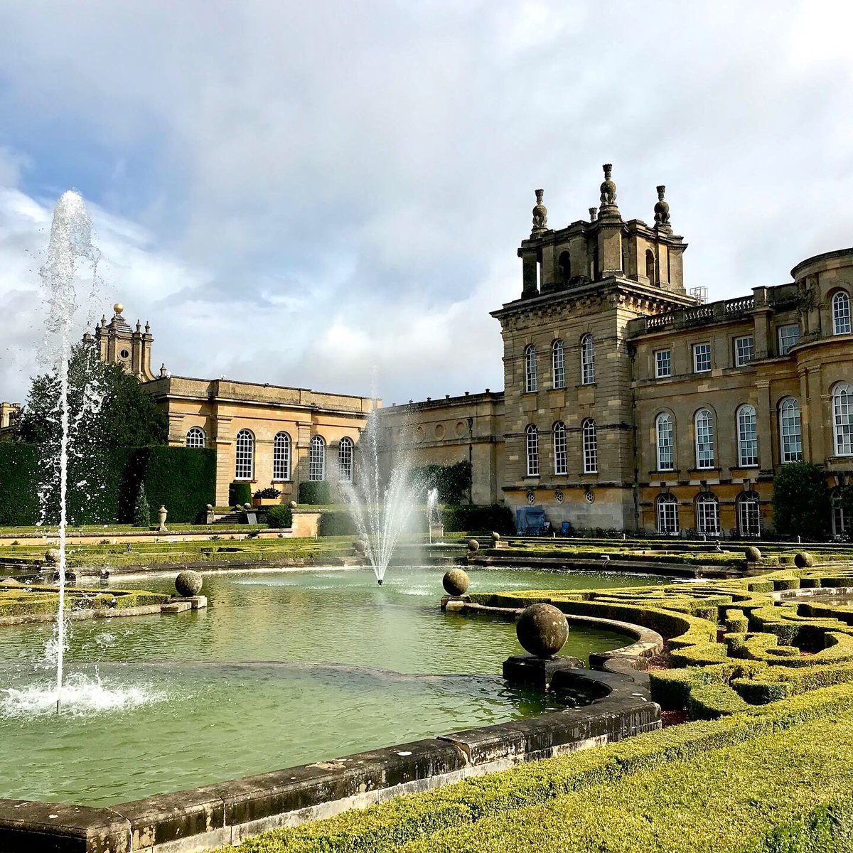TBSTraveller's tweet photo. Fab day @BlenheimPalace yesterday, all of the staff were super friendly, the #vegan onion bhaji pasty was blissful and A Midsummer’s Night Dream @ShakespearesRT was BRILLIANT 🎭 #blenheimpalace #shakespeare #escapetooxfordshire https://t.co/kc6FwrV6w7