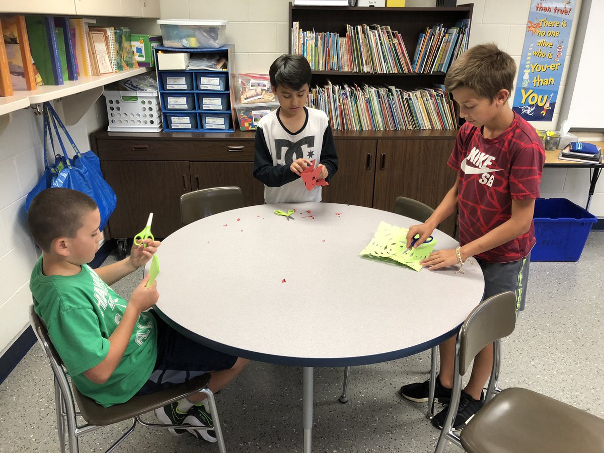 strasserm2's tweet photo. #mindsetmathmatics #makingsnowflakes Math chats with 5th grade...what fraction of the snowflake is missing? @WmFMurphy68 @Woodridge68 https://t.co/cyupqS1mYD
