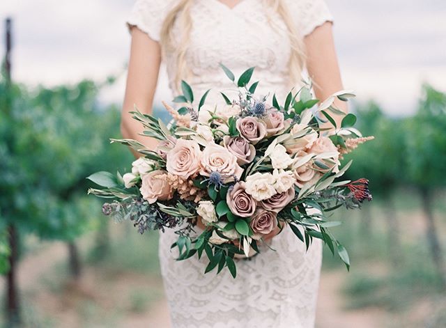 Creamy roses pair with dusty lavender blooms with pops of greenery and blue thistle. ⁣ Photo: @tobyedwardsphotography | Venue: @alcantaravineyards | Concept: @ivonneandtravisphoto @larissajeanm @tobyedwardsphotography | Floral: @kingfloraldesign | Br… ift.tt/2Z3aBl5