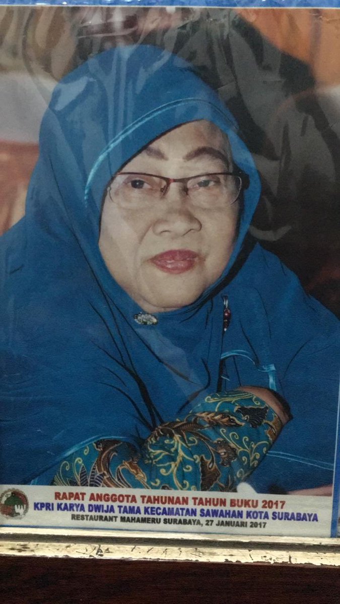 tendays_10's tweet photo. Merasa sangat kehilangan seorang guru pengajar yg mendidik sekaligus seorang ibuk sbg madrasatul ula 😭😭😭
Allahumagfirlaha warhamha waafii wafuanha. 
Allahumma la tahrimna ajrahu walaa taftina ba’dahu  wagfirlana wa lahu.
#inmemoriamibuk https://t.co/cFhoarX6AZ