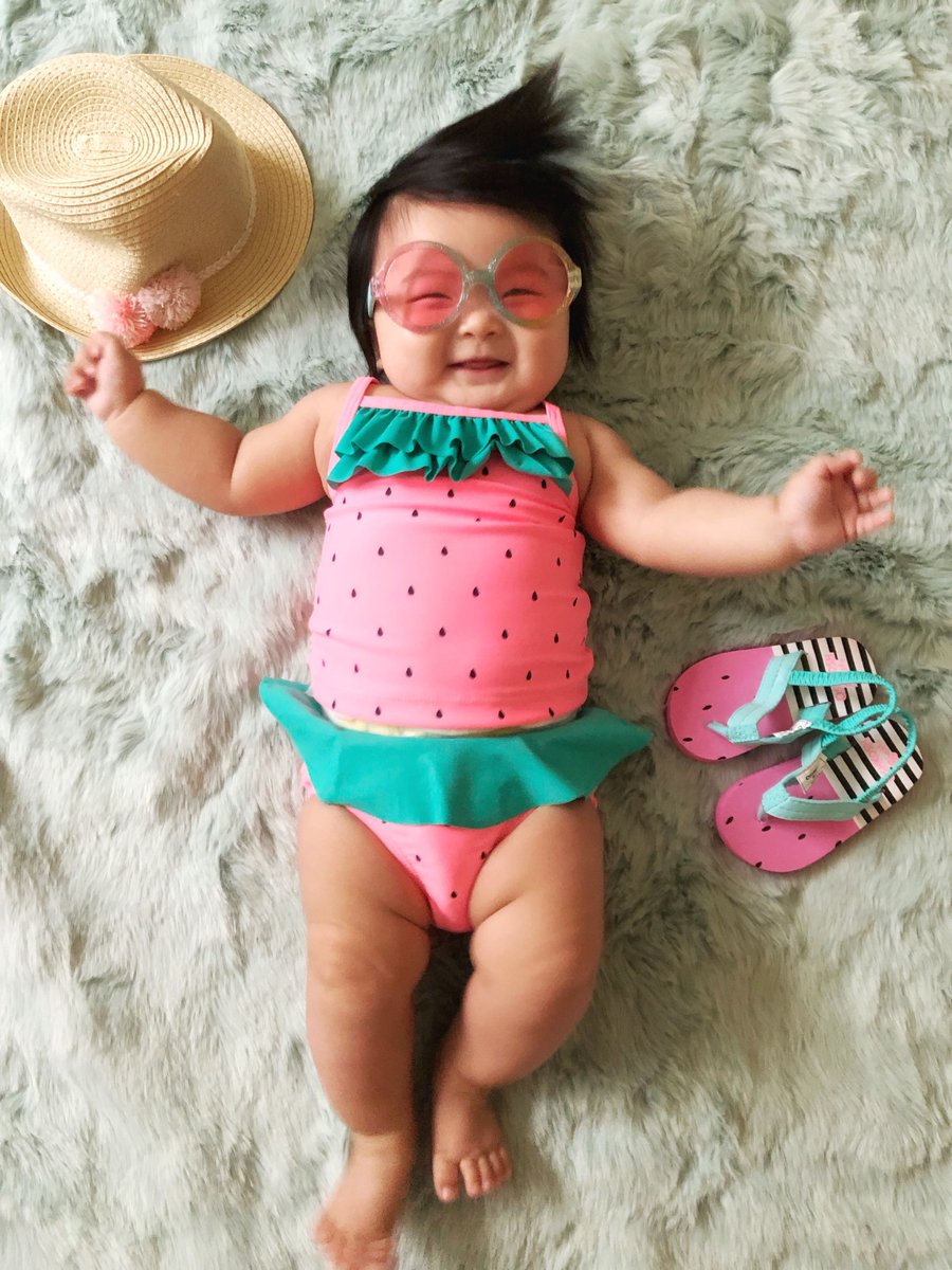 TheEllenShow's tweet photo. We should all see the world through strawberry-colored glasses. https://t.co/DpOD0c4Dut