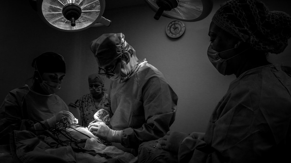 imss_hgo's tweet photo. #DíaMundialDeLaFotografía 

Existen imágenes que retratan la grandeza del IMSS.

-Operación en una de las zonas más sensibles del cuerpo, el cráneo.- 
Síguenos en nuesto #imsstagram⤵ 

https://t.co/tW9kD77YeV https://t.co/nAVJQDLNIK