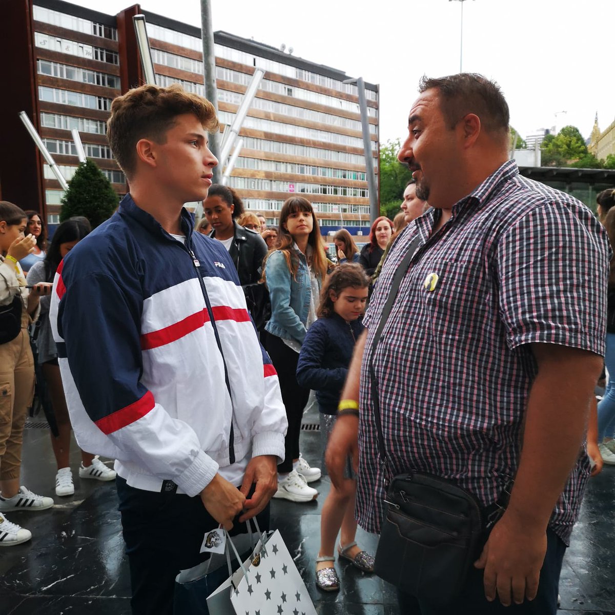 nekaminesvane98's tweet photo. @raoulvazquez @nerearoficial Pero ante todo gracias a Raoul. Gracias @raoulvazquez por pararte, por ser tan cariñoso, por intercambiar unas palabras y sobre todo por esos maravillosos abrazos. Siempre es un placer verte, escucharte, sentirte. Gracias de corazón. Sabes que estaré ahí siempre. #ProudWolfie https://t.co/EgMbxQEYQe