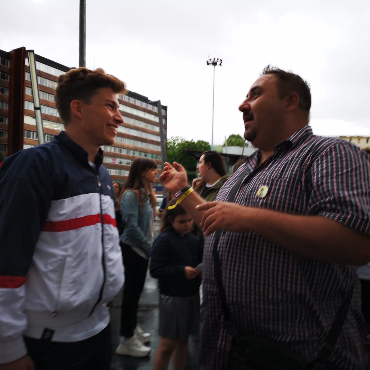nekaminesvane98's tweet photo. @raoulvazquez @nerearoficial Pero ante todo gracias a Raoul. Gracias @raoulvazquez por pararte, por ser tan cariñoso, por intercambiar unas palabras y sobre todo por esos maravillosos abrazos. Siempre es un placer verte, escucharte, sentirte. Gracias de corazón. Sabes que estaré ahí siempre. #ProudWolfie https://t.co/EgMbxQEYQe