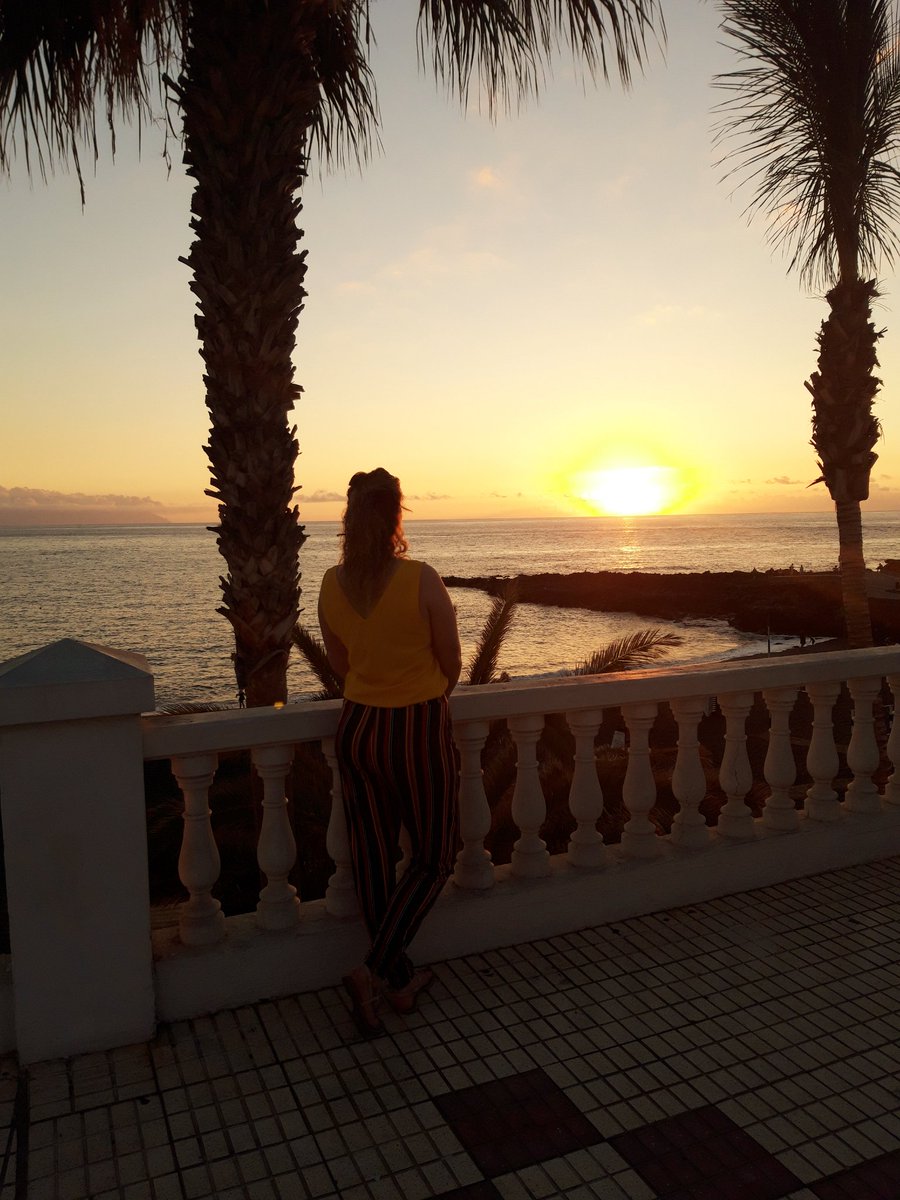 EmmaLou_1722's tweet photo. #WorldPhotoDay I feel so content and calm watching a sunset.. https://t.co/OCQTrKhbMd