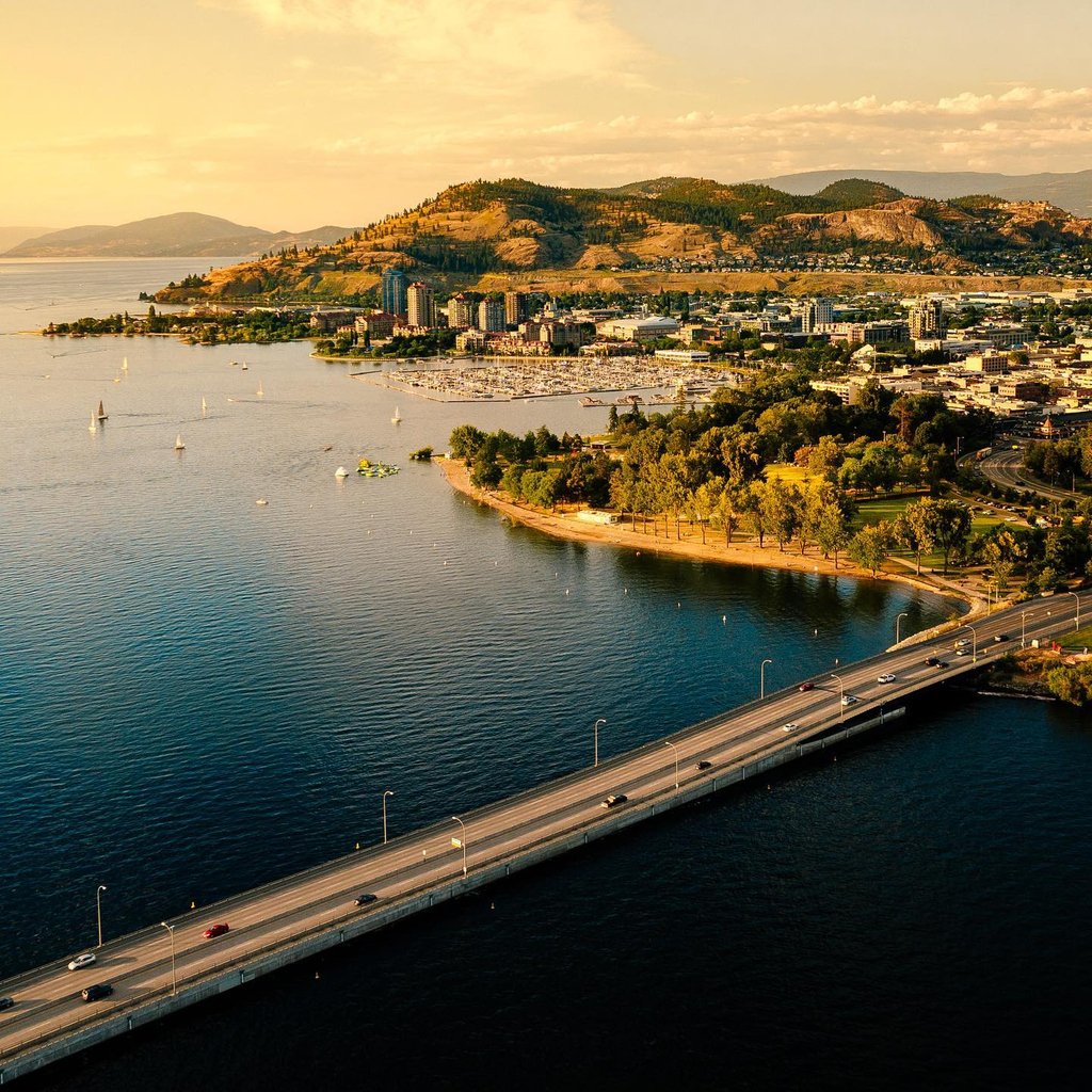 DowntownKelowna's tweet photo. Even Monday can be great if you spend it wisely. Relax at the beach, get great eats at one of #DowntownKelowna 's many restaurants, or take a stroll through City Park! π
π· - @ad.v.m
#hellokelowna #kelownanow #tourismkelowna #okanaganlifestyle #exploreKelowna https://t.co/TT2OrV7tlp
