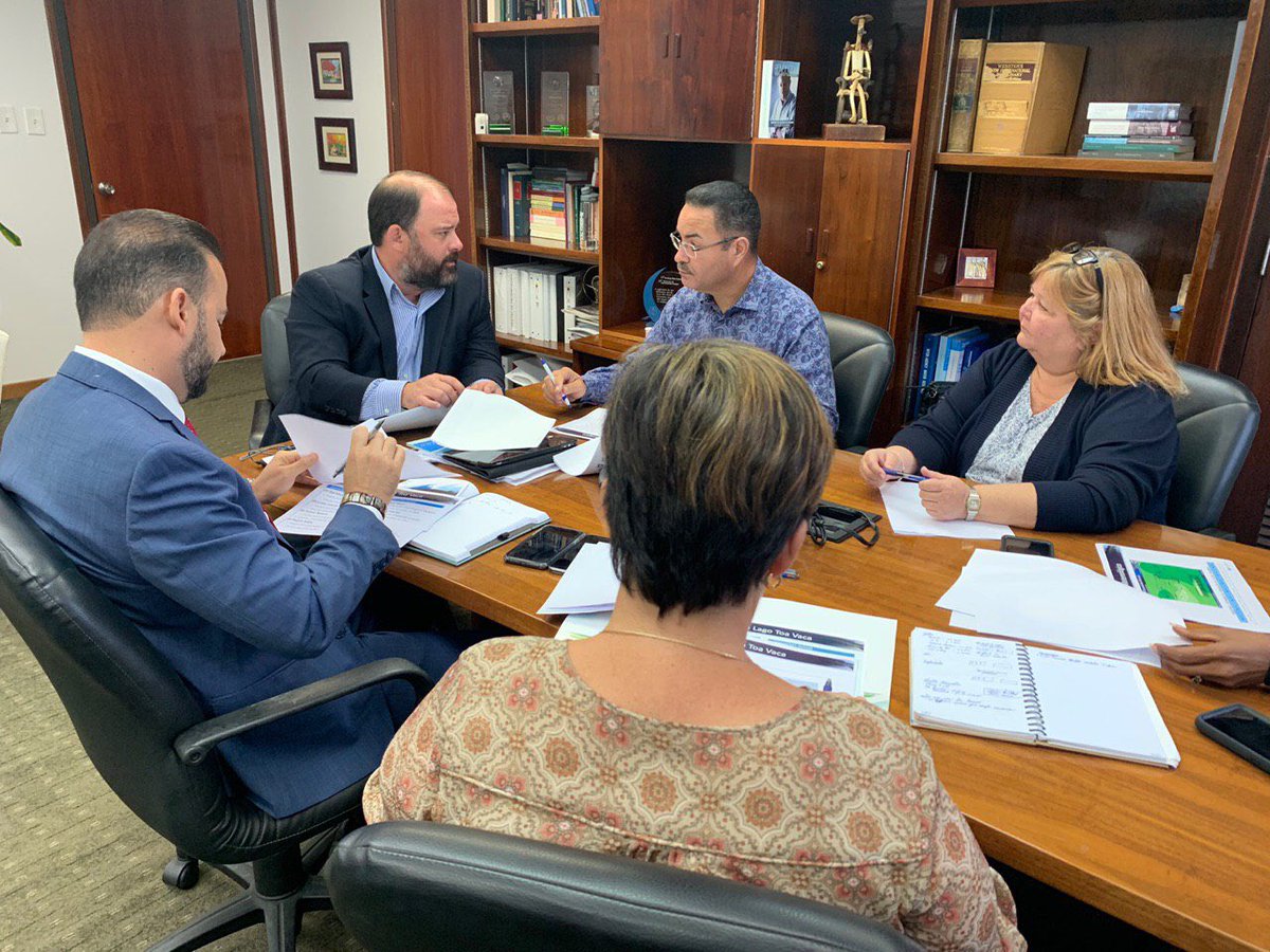AcueductosPR's tweet photo. [Ahora] Presidente Ejecutivo de la #AAA @EliDiazAtienza Vicepresidenta Operacional #DorielPagán y directora ejecutiva #RegiónSur #CherrylOrtiz reunidos con los alcaldes #RamónHernández #LuisJHernández y #JuanCGarcía 📲 donde dialogan sobre operación embalse #ToaVaca https://t.co/r5v8SNHbco