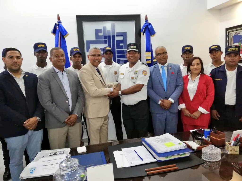 CodiaCentral's tweet photo. Nuestro Pte., Ing. Civ. @dionisionavarro, y miembros de la Junta, recibieron la visita de cortesía del coronel Rafael Sosa Rodríguez, supervisor de la Zona Colonial del @CesturRD, como parte de las acciones interinstitucionales en beneficio de ambas entidades.

#CodiaInforma https://t.co/d4yTQHRuNm