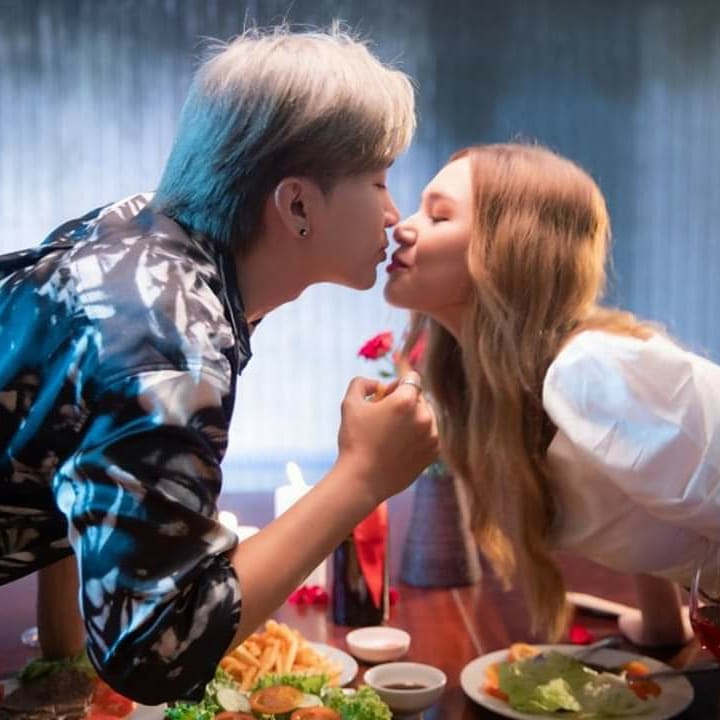 Vpop_On's tweet photo. [#Comeback]  Chi Dân lançou seu mais novo MV em 15/08, a música é uma balada.

O MV já está com quase 4M views e conta a história de um Executivo ( Chi Dan ) que foi abordado por um colega de trabalho.

(+)

#vpop #ChiDan #singer #music #vietnamesepop https://t.co/kG15qnZmTN