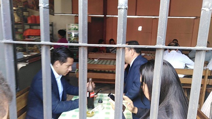 NoticieroGT's tweet photo. #URGENTE El Tribunal Décimo Tercero declara que Sammy Morales -hermano del presidente- y José Manuel Morales -hijo del presidente- no incurrieron en fraude ni lavado de dinero u otros activos porque no "desconocían los procedimientos administrativos" y "no defraudó. https://t.co/ZY1BaVFh0C