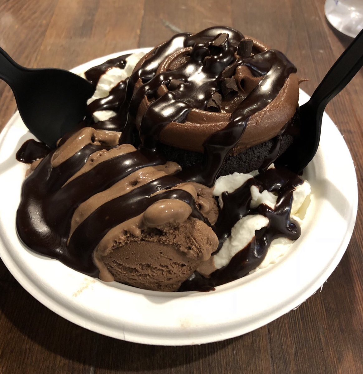 delduduit's tweet photo. A little Monday afternoon snack??
#snack #icecream #fudge #chocolatefudge #chocolate #temptation #yum #yummy #sobadforme #nothealthy #cupcake https://t.co/YAmOUc9ctq