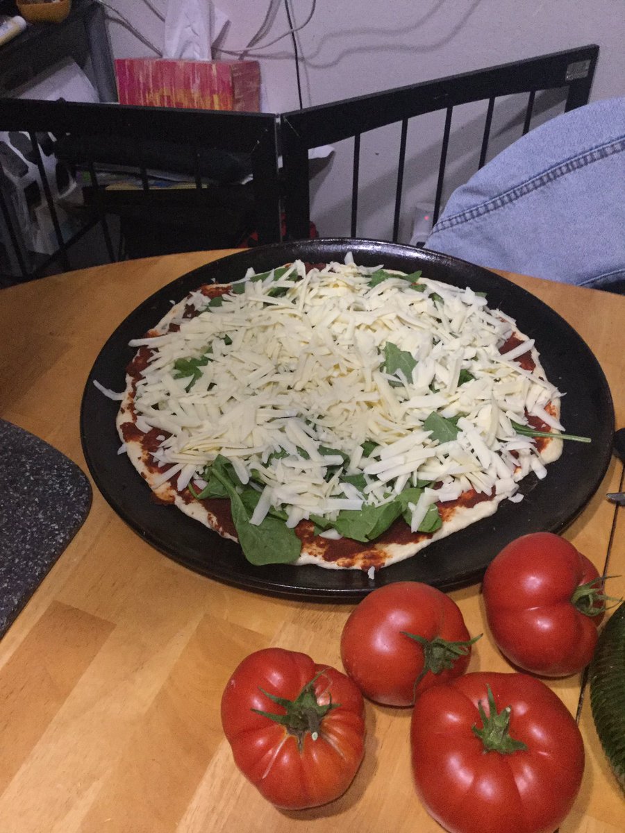 Coatuh's tweet photo. Last nights pizza 😋 🍕 🤤 I wanna finish that Romeo Juliet parody https://t.co/q18MOZbq17