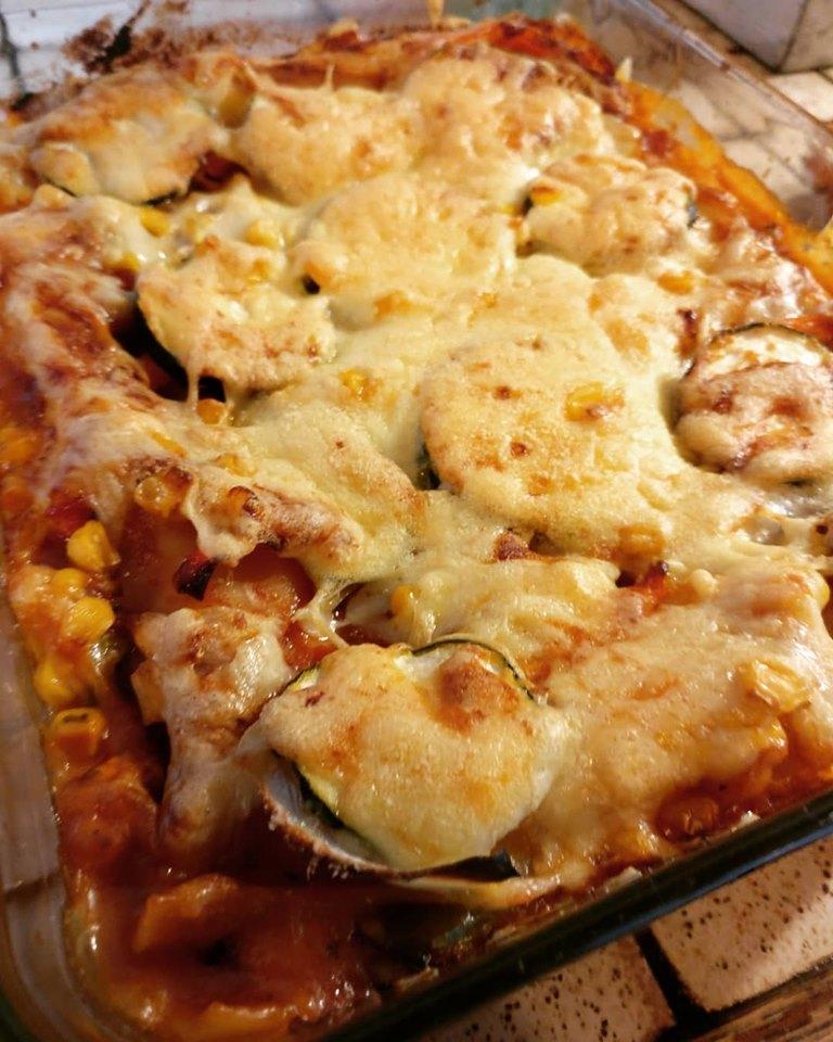 #vegetablelasagna baby!!!!! Was soooo in the mood for this! We got #cheese, delicious #tomatosauce and a carpload of #veggies . #dinnerisserved .
#vegetariandish #lentils #italianstyle