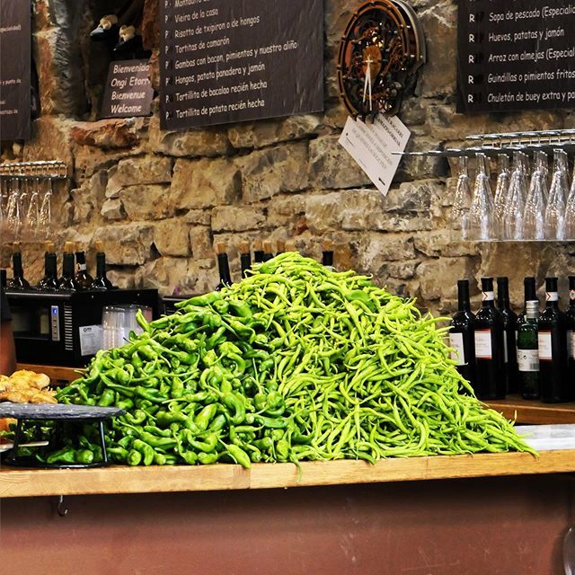 Toi, tu es plutôt « pimientos de Padron » ou « guindillas » ? 🍷🍴 ift.tt/2KJsyfO