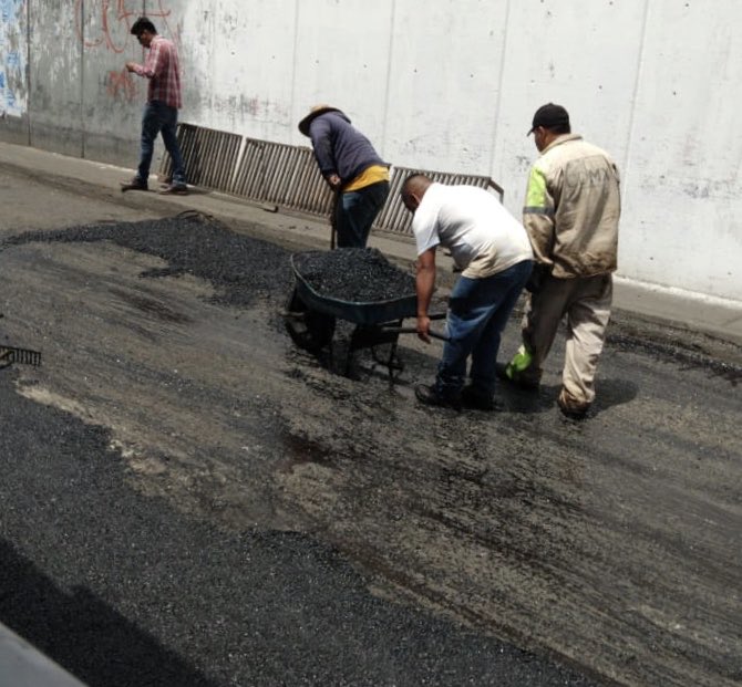 SeGobCDMX's tweet photo. A mediodía dieron inicio los trabajos de reparación de la carpeta asfáltica en la vialidad de Periférico Oriente, en el tramo conocido como #Calle7 @GobCDMX https://t.co/wFlkx5zDRw
