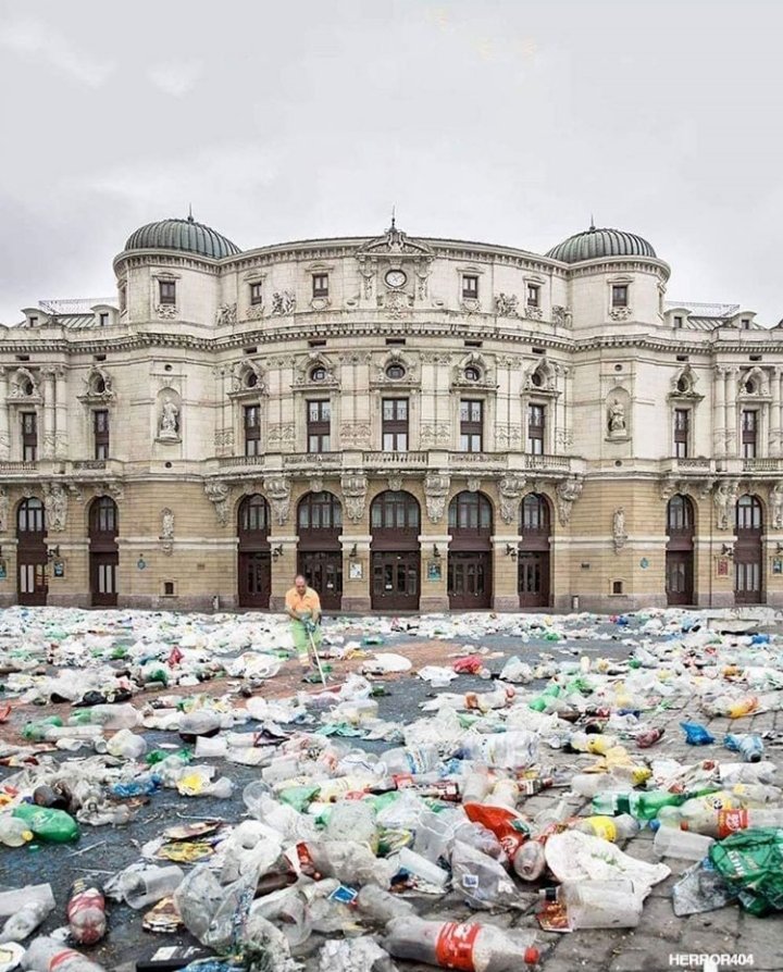 AbandoAurrera's tweet photo. #Bilbao, plaza de Arriaga frente al teatro. Imagen deprimente. En fiestas también hay que comportarse con civismo. Donde quedan @bilbao_udala las politicas mediambientales, la campaña #plasticozero? https://t.co/3FoekVLhqx