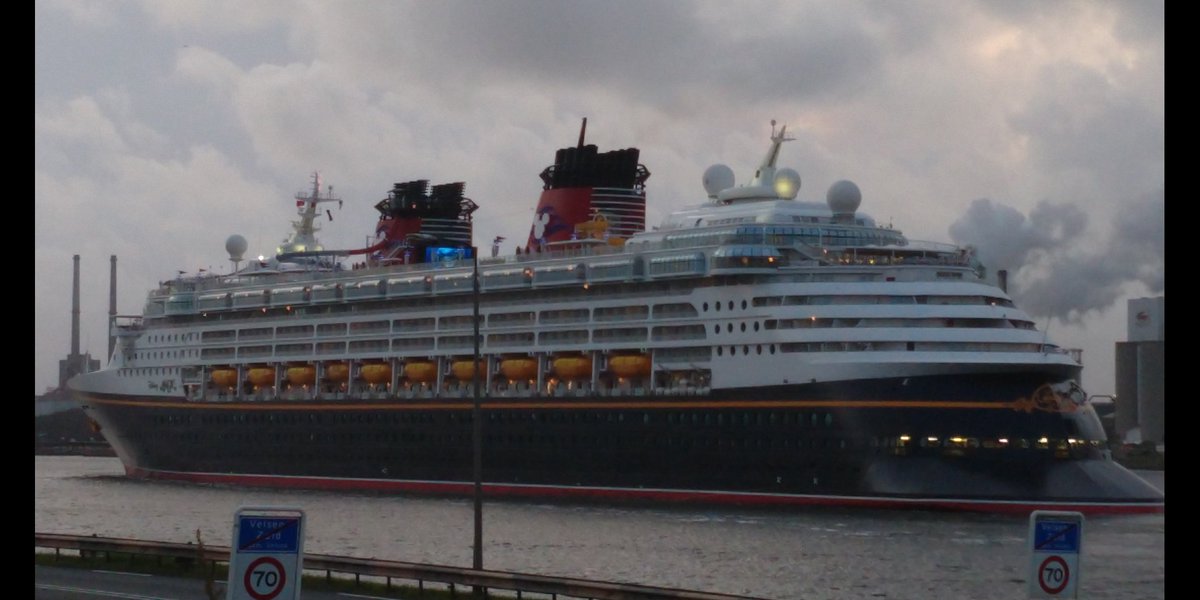 ajjboom's tweet photo. Disney Magic nadert sluizen IJmuiden https://t.co/J5SuLFvIhc