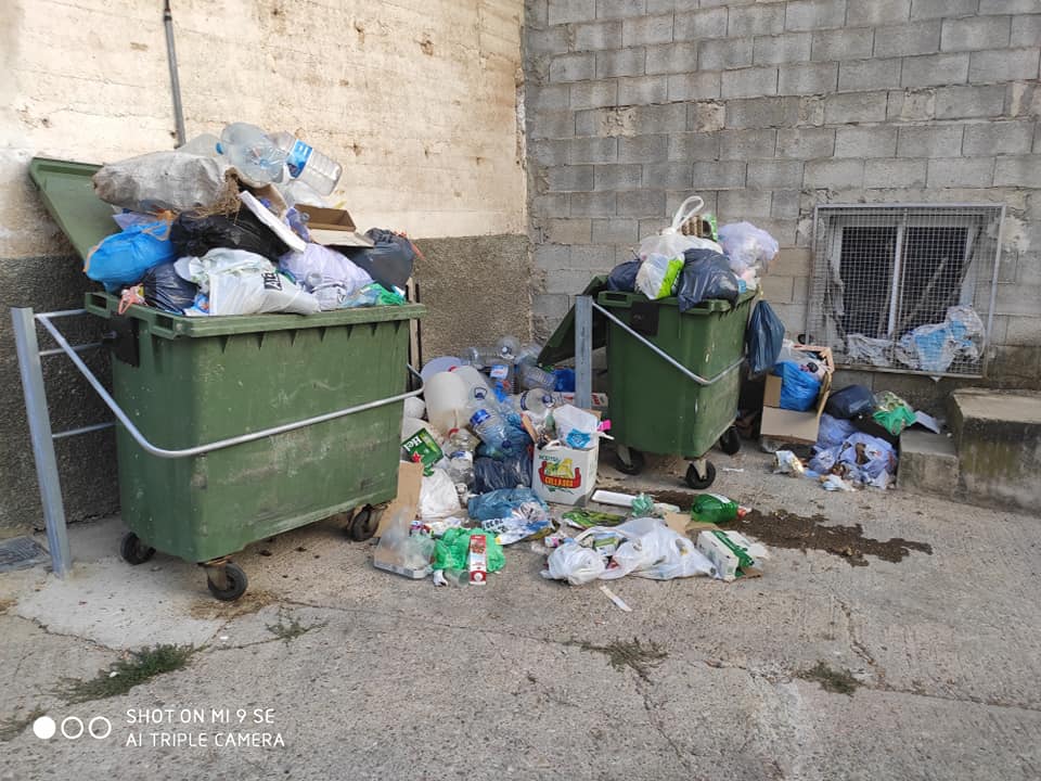 maritamm79's tweet image. No hay que descuidar la #españavaciada nunca... Mucho menos ahora, que es cuando se llena. Los niños juegan al lado de los contenedores de basura en #Llanodelatorre #aldeasYeste @dipualba