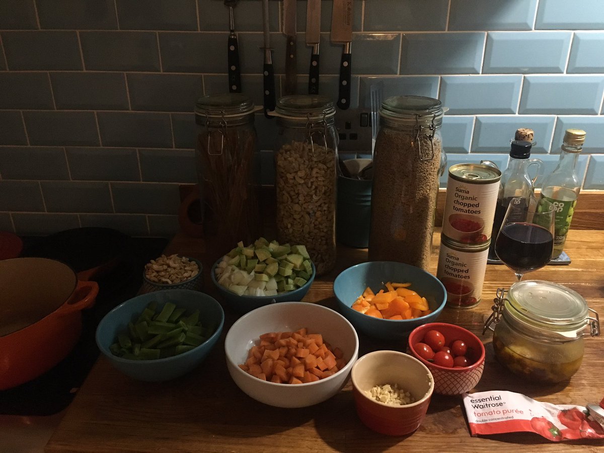 LittleEcoT's tweet photo. There has been an uptick in #LowMeat, #Veggie and #Vegan eating and diets. So I thought I’d share a household favourite of bolognese “sin carne” (without meat). It’s very affordable, tasty, and healthy. The key ingredient is soya mince or textured vegetable protein (TVP). https://t.co/gxWeBZXNco
