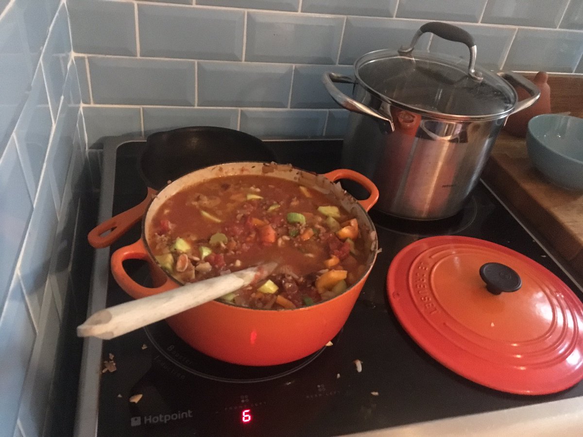 LittleEcoT's tweet photo. There has been an uptick in #LowMeat, #Veggie and #Vegan eating and diets. So I thought I’d share a household favourite of bolognese “sin carne” (without meat). It’s very affordable, tasty, and healthy. The key ingredient is soya mince or textured vegetable protein (TVP). https://t.co/gxWeBZXNco