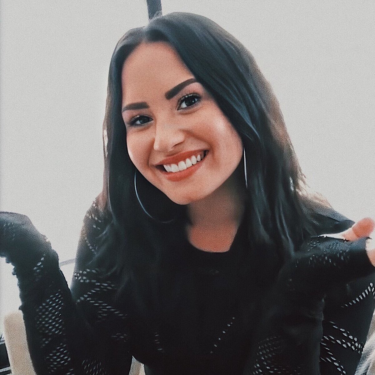 ddlovato_DLR's tweet photo. 🌻🌻 https://t.co/4f4Leaks0I