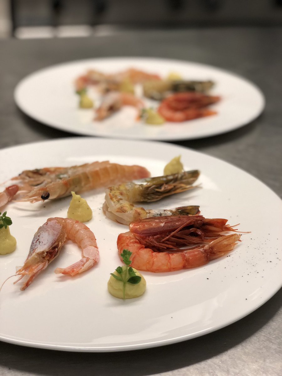 seafoodcons's tweet photo. Tutto il #crudodimare che desiderate; potete ritirarlo comodamente al @OfficinaSapori  oppure farvelo recapitare a casa grazie a @Deliveroo_Italy ! 💪🏻🍾 https://t.co/dwze9bdS5N