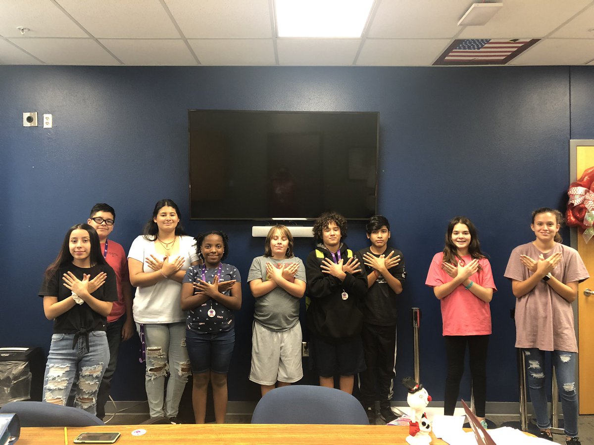 l_koehler's tweet photo. @GrapevineMiddle house mentor groups representing!! Learning House chants and symbols! This is how we do it!#Honestus #OurHouseGMS #ElevateGMS https://t.co/3yGp5zuPaO