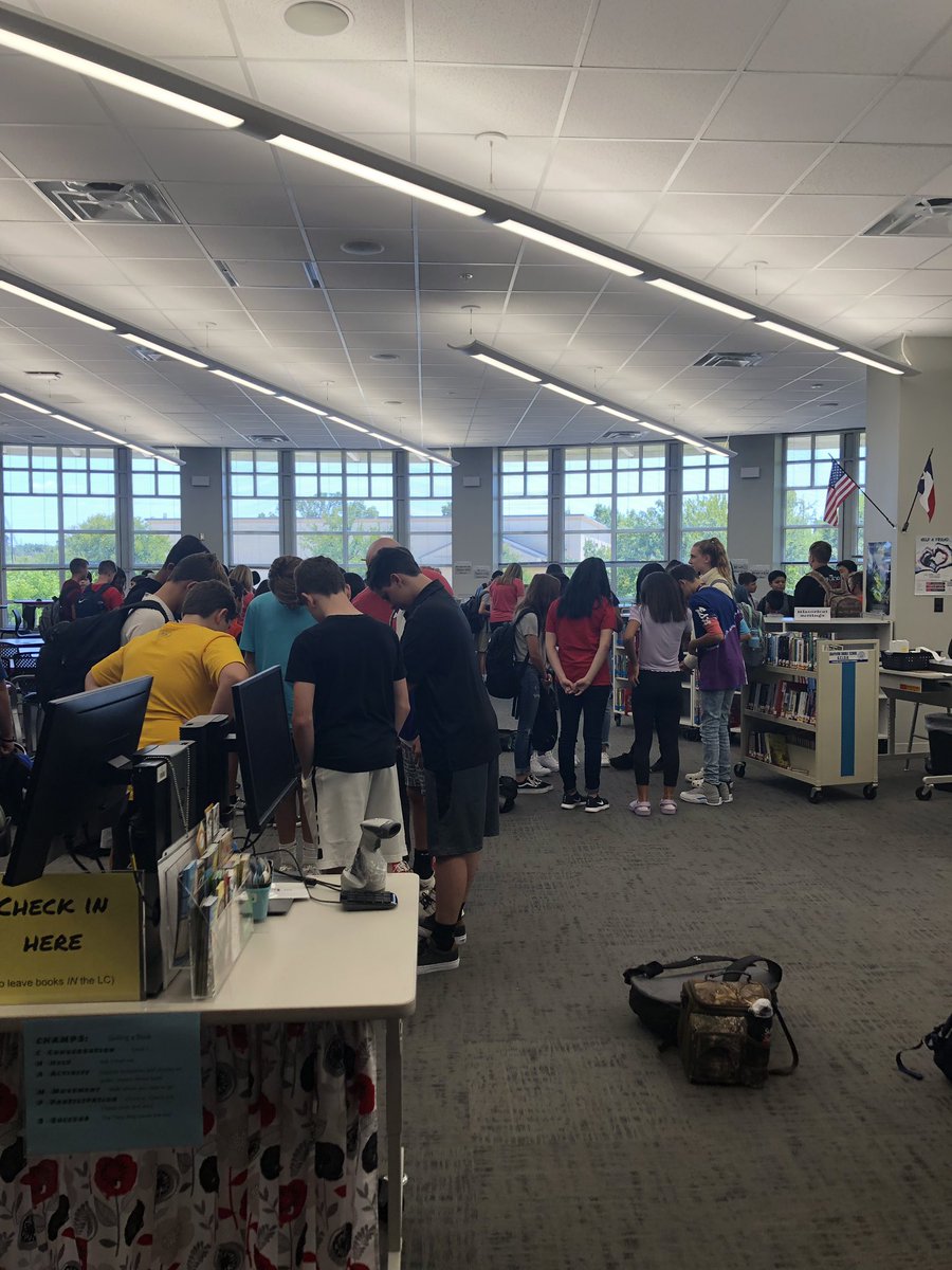 l_koehler's tweet photo. @GrapevineMiddle house mentor groups representing!! Learning House chants and symbols! This is how we do it!#Honestus #OurHouseGMS #ElevateGMS https://t.co/3yGp5zuPaO