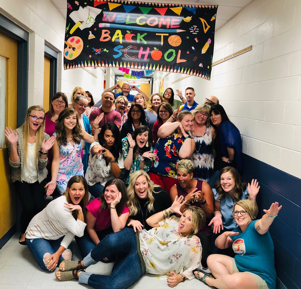 MrVK_RES's tweet photo. Never a dull moment around our building as we prepare to welcome our students and their families back to school for the 2019-2020 school.  We are ALL IN at RES #RESready #RESrocks ⁦@FranklinLocal⁩ ⁦@McDermottFLSD⁩ ⁦@Gian_Paul_G⁩ https://t.co/zYQK7yXWNT