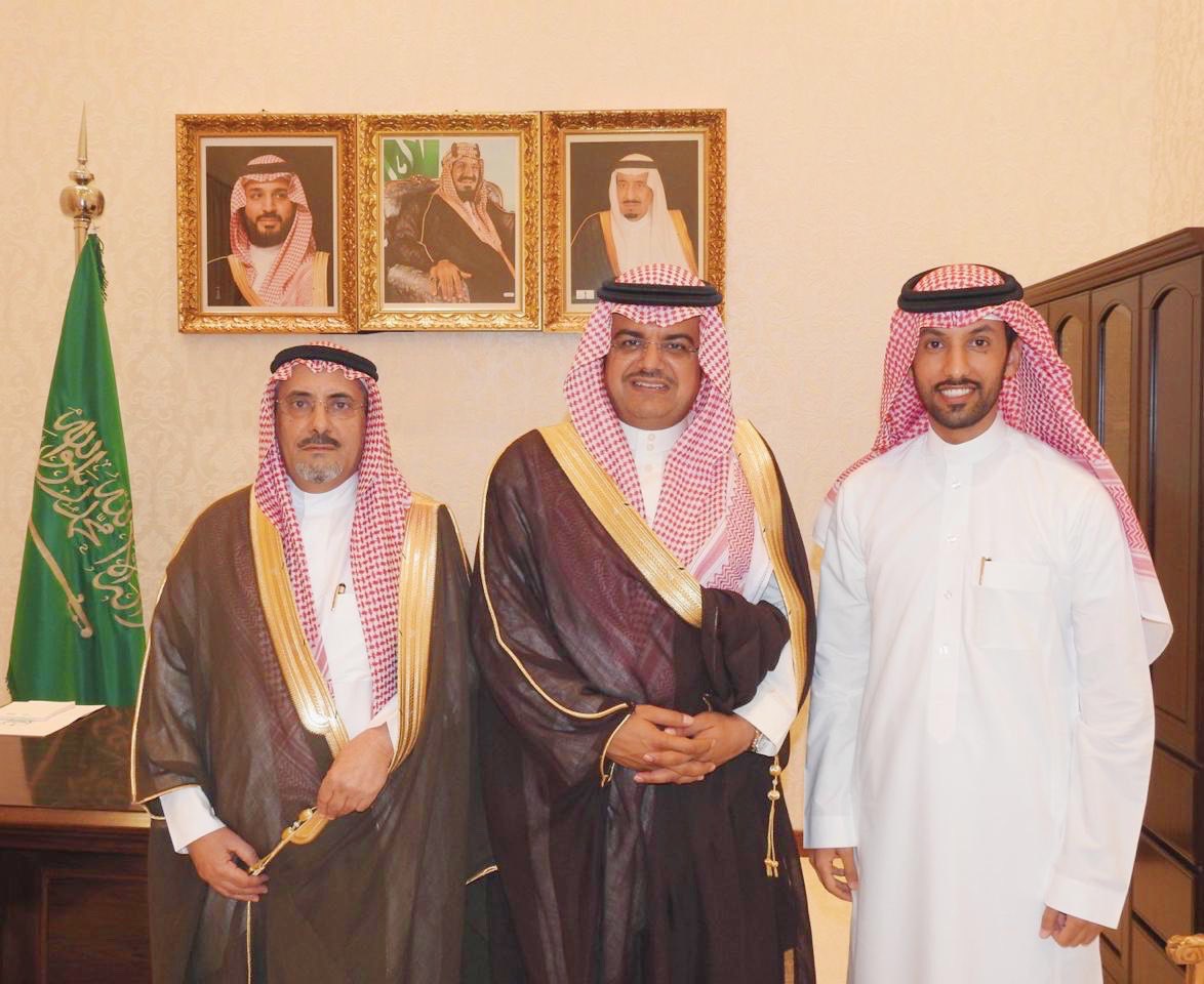 a_albander's tweet photo. أثناء تواجدي اليوم في مدينتنا #حفرالباطن وبحضور والدي بندر المريخي -أطال الله بعمره- تشرفنا باستقبال صاحب السمو الأمير منصور بن محمد بن سعد آل سعود محافظ حفرالباطن بمناسبة حصولي على جائز�� الإعلام الجديد في موسم الحج، وسعدنا بهذه الحفاوة وبكلماته المحفزة.

شكراً لأميرنا الغالي🇸🇦❤️ https://t.co/E92Q3FISgP