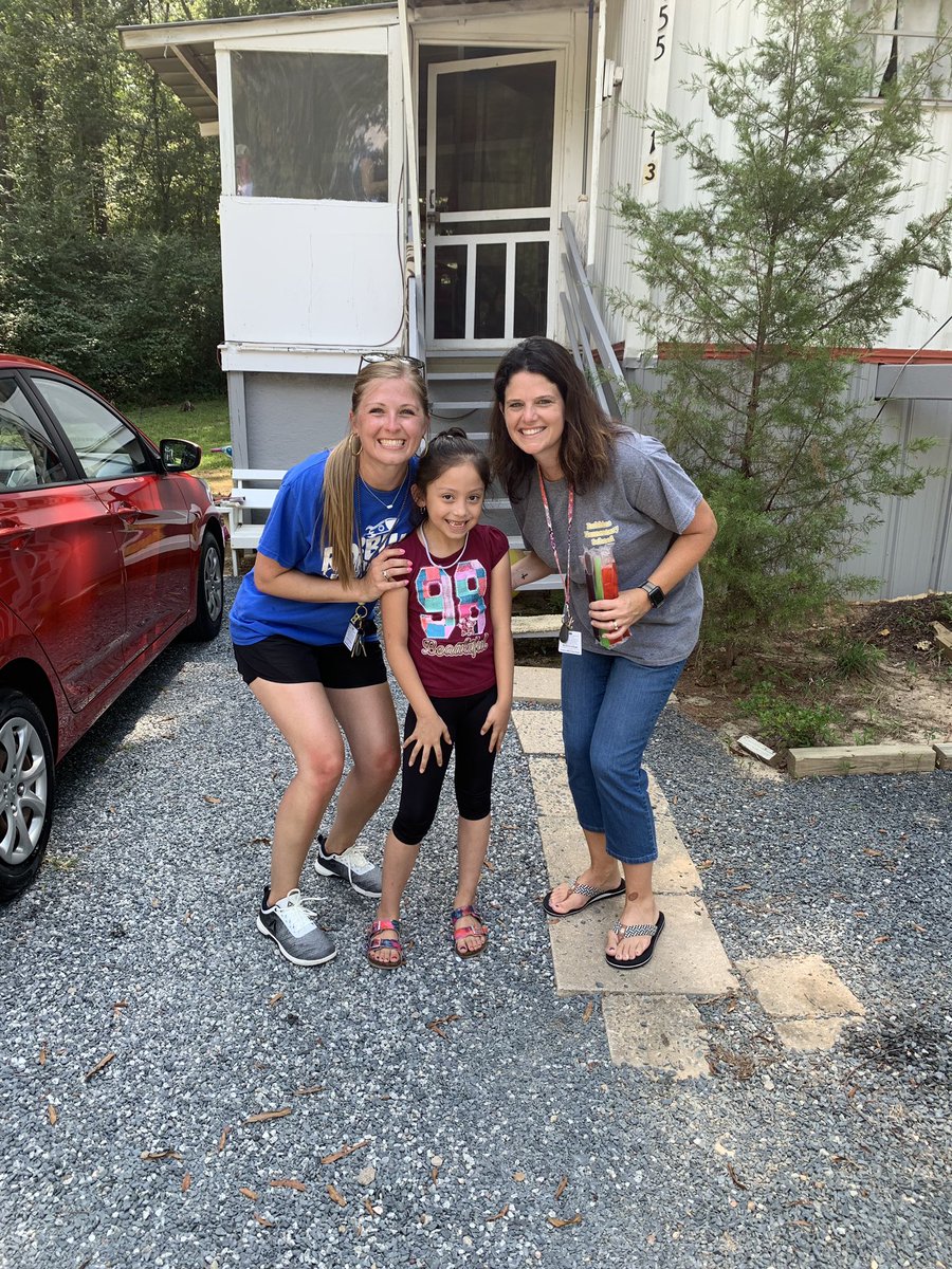 msthompson1st's tweet photo. That smile says it all!! #weloveourkiddos #popsicledelivery #RocketsIgniteAndInspire @tweeturts7 @RobbinsRockets https://t.co/JNZLMjCuau
