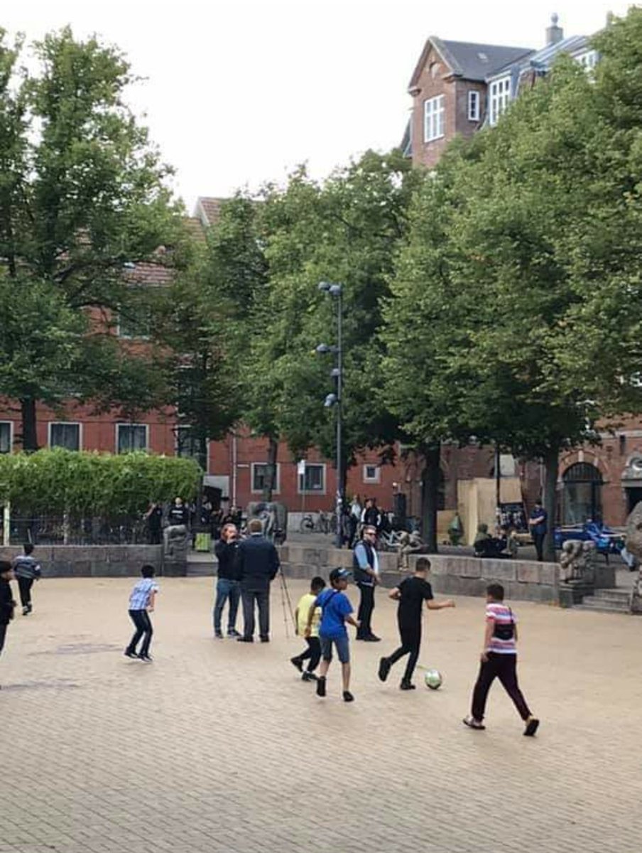 NatAlHariri's tweet photo. Hvad gør man når Rasmus dukker op? Spiller videre. https://t.co/kESMqTCrTQ