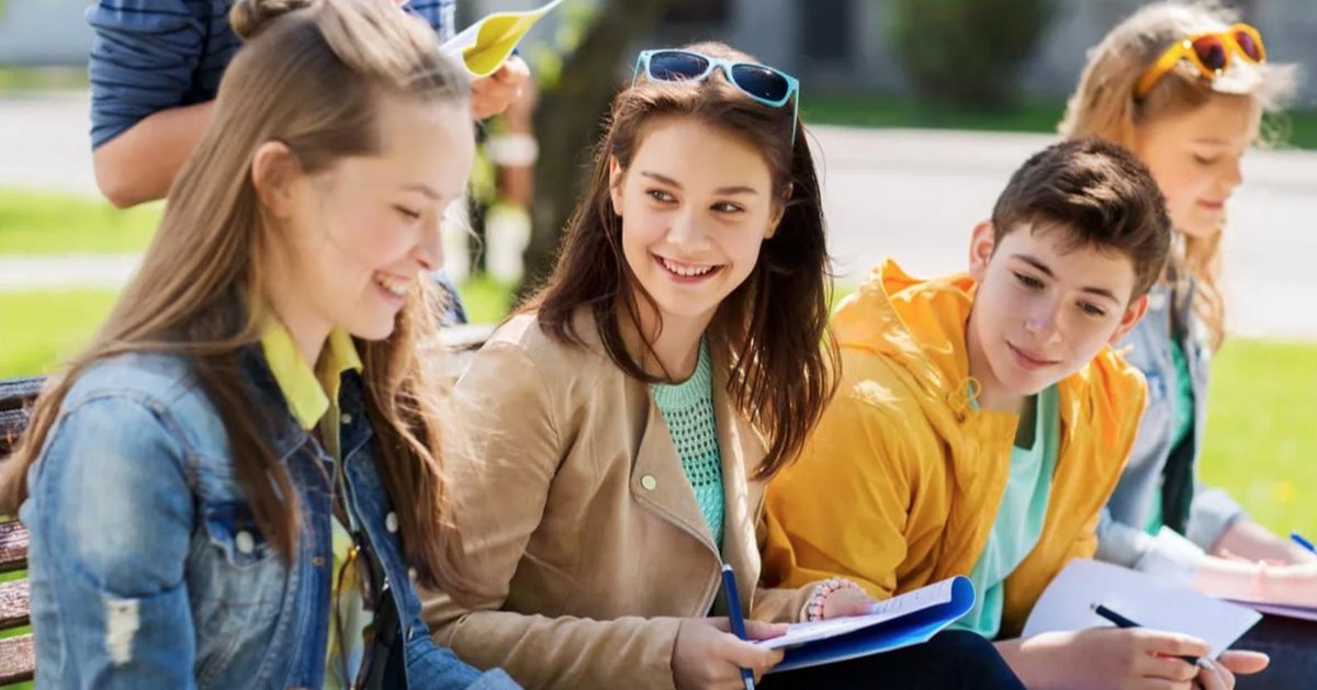 счастливые подростки. детские на 17 летнего. подростковый возраст. радостные дети. современная молодежь.