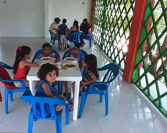 econbiba's tweet photo. Con un compartir ofrecido a la comunidad inauguramos hoy nuestro servicio de restaurante de comidas caseras..
#LosEsperamos 
Almuerzos toda la semana a partir del miércoles
#DesarrolloParaLaConservación 
@WCSColombia  @TurtleSurvival 

@GoTour_col @AlcaldiaLorica https://t.co/SYGO4sGuQM