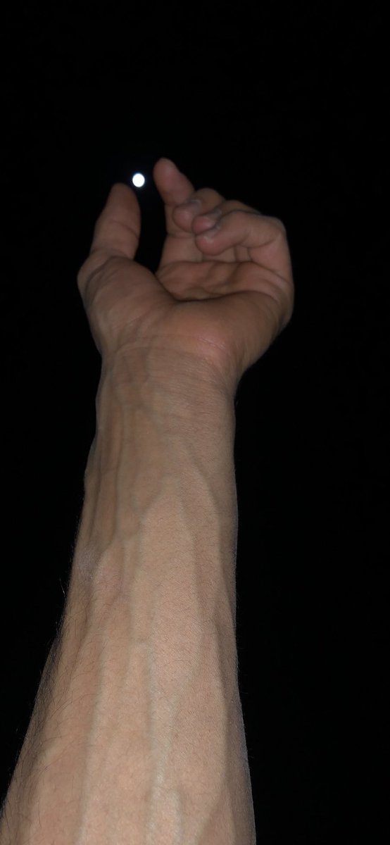 f_6ooooom's tweet photo. كل إنسان قمر، و��ديه جانب مظلم لا يظهره للآخرين.

 #اًليُوم_الِعالُمُي_للتًصويُر https://t.co/VV0yyCaiOq