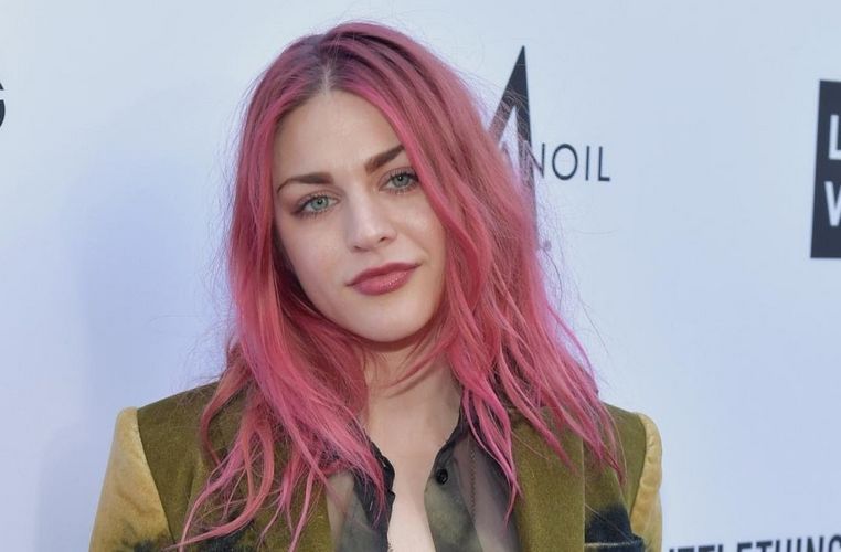 Metalhead Zone On Twitter Kurt Cobain S Daughter Shares A Hot