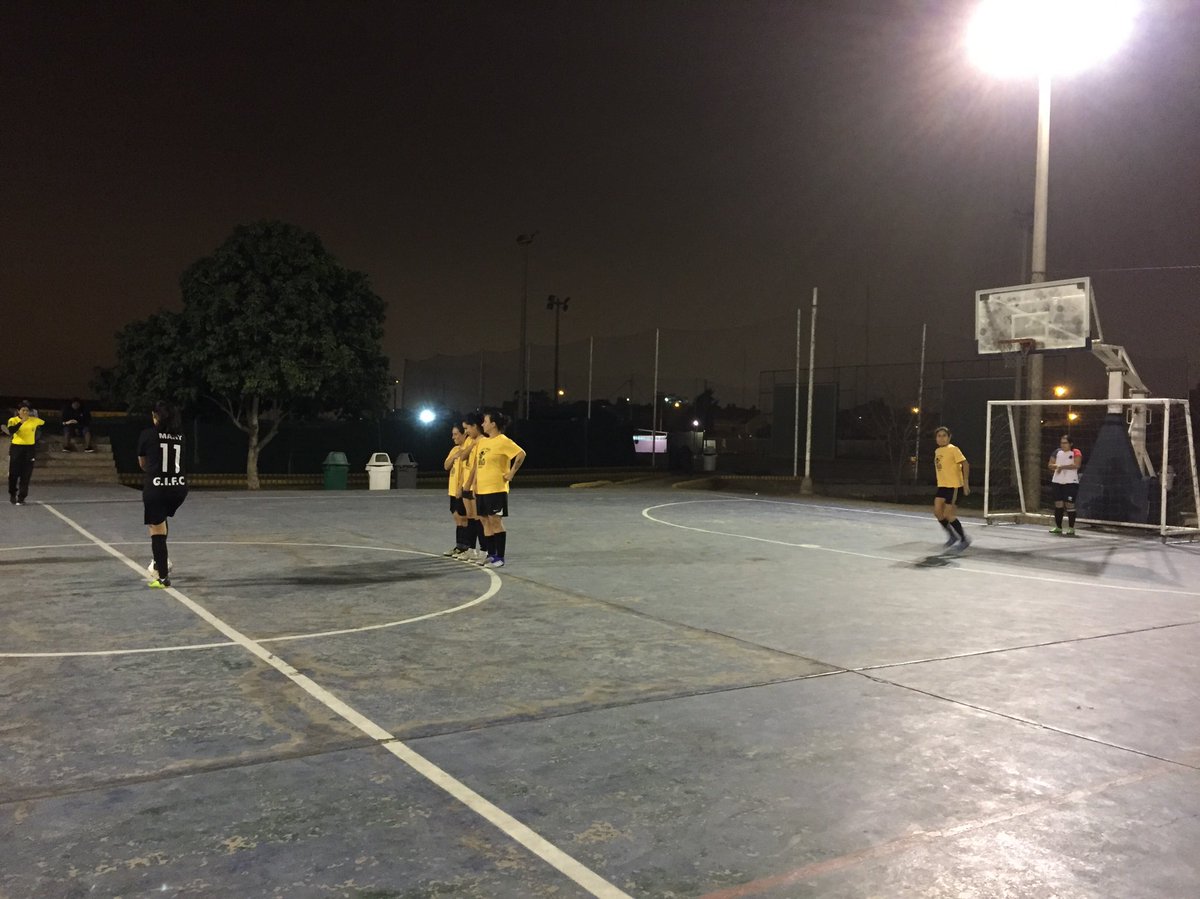 luisaYliana's tweet photo. Arrancó el partido. ¡Vamos #PartePierna 💛🙌⚽️ @DeportesPUCP https://t.co/H7zJf5dAPZ