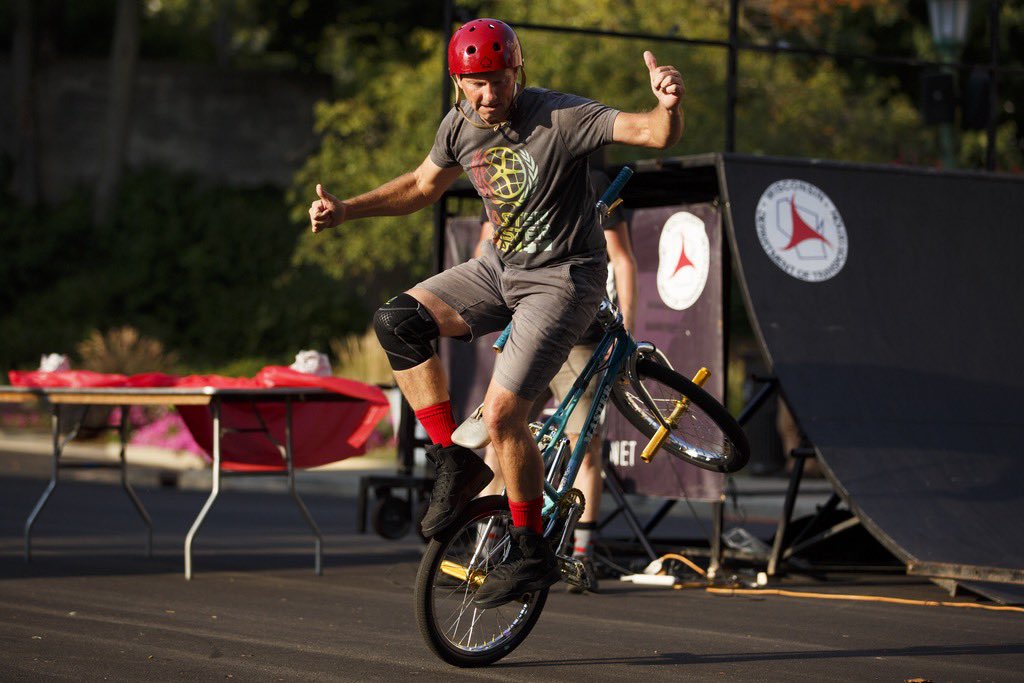 IUBloomington's tweet photo. An early start to Welcome Week calls for burgers, bikes and bears at Showalter Fountain. 🧸🍔🚲 #IUWW https://t.co/aFWq9R45La