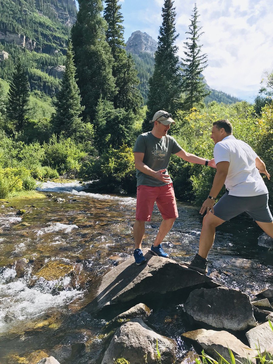 So my captains swapped over and I took them to maroonbells today ... whilst I was pretending to be a model they were trying to push each other in the river 😂🙈🤷‍♀️ straight men 🙄