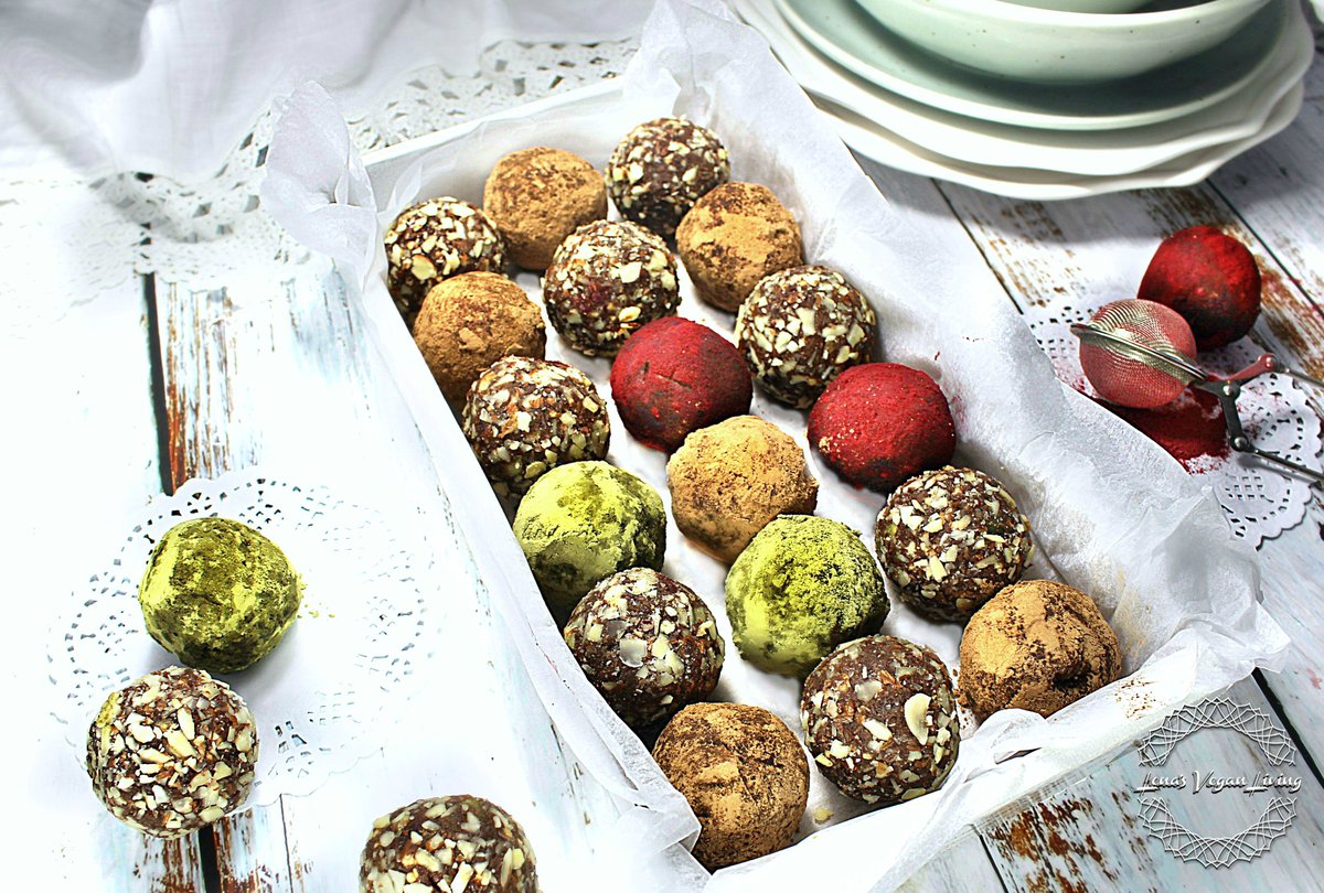 lenaveganlivin's tweet photo. ASSORTED SUPERFOOD BITES 💖💚💖
Raw Energy Balls made with Dates, Nuts, Cacao and other Superfoods
https://t.co/Yvd3yDoZko
#veganrecipes #veganrecipe #veganshares #foodie #RecipeOfTheDay #glutenfree #superfood #desserts #plantbaseddiet #rawvegan https://t.co/tn5WOlraaz