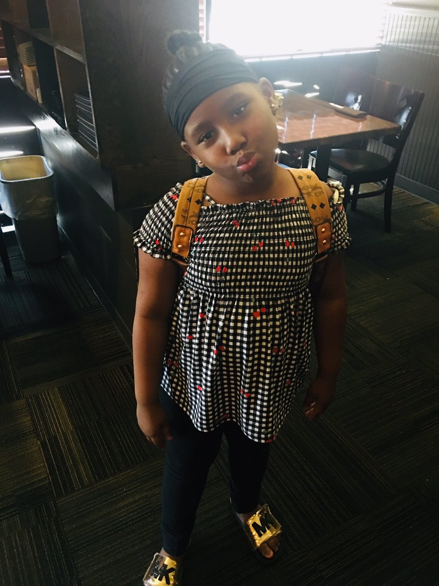 thickthick11's tweet photo. All the kids were lit today 💕🖤🥰#afterSchoolSushi #1stdayofschool https://t.co/QaPLS3C4EW