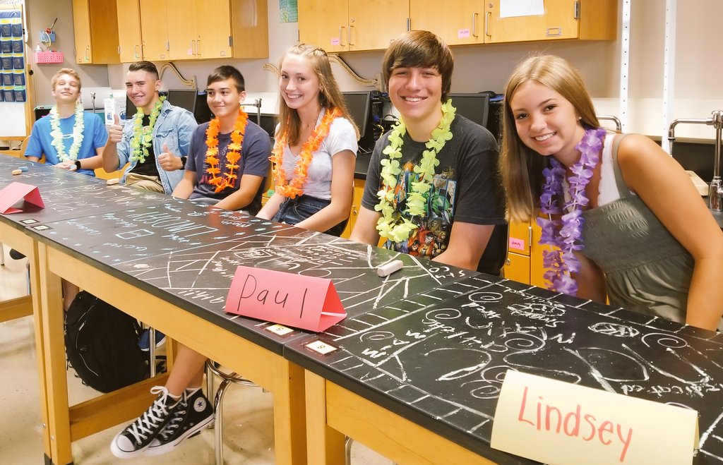 ReffSci's tweet photo. HPS students having a blast on the first day at MHS!! 🎨🖌️🖍️🎉🎉🎉 https://t.co/dIqxGSRpXQ