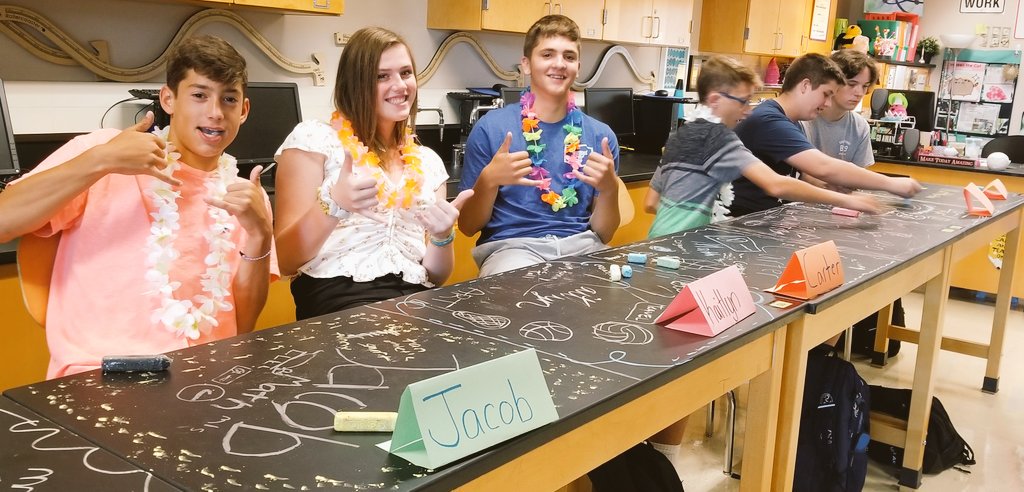 ReffSci's tweet photo. HPS students having a blast on the first day at MHS!! 🎨🖌️🖍️🎉🎉🎉 https://t.co/dIqxGSRpXQ
