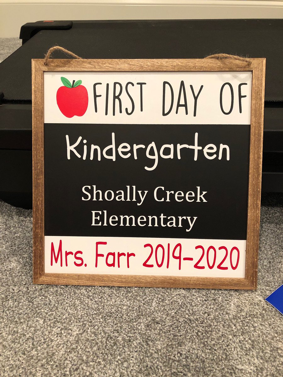 FarrsClassroom's tweet photo. #FarrsClassroom had an AWESOME first day of school. We searched for Pete the Cat, made magical Jitter Juice, made special crowns, read lots of stories and made many new friends! it is going to be a great year!  #SCELoveWhereYouLearn #D2DifferenceMakers https://t.co/eo9an56Txu