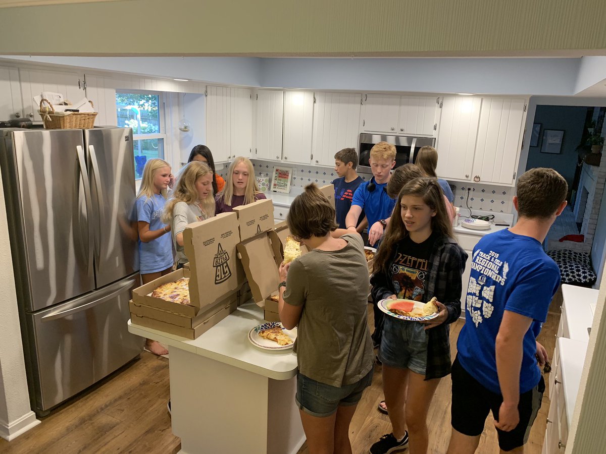 bghs_cc's tweet photo. Thank you @PizzaPub516 for supplying pizza dinner for our BGXC movie night tonight! Bobcat Proud! https://t.co/cpJg5YIdAf